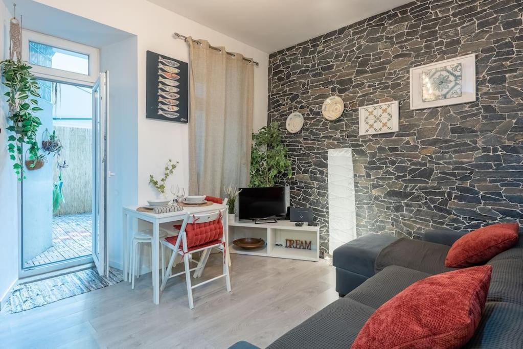 Modern Rustic Apartment In Graca Lisbon Exterior photo